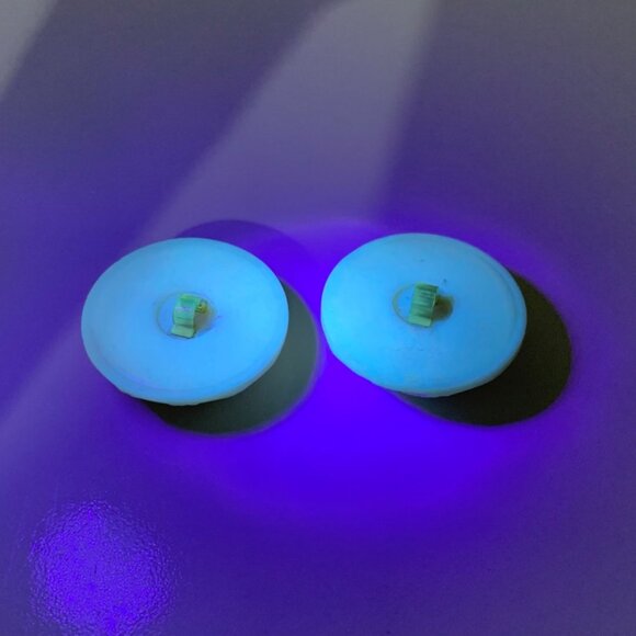 Set Of 2 VTG Retro Carved Glow-In-The-Dark Beige Plastic/Resin? Buttons 1.25"D - Picture 5 of 5